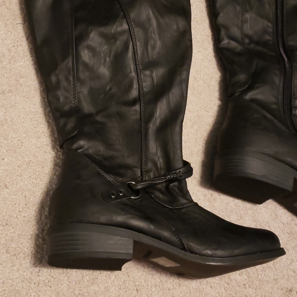 Black boots - Picture 2 of 3
